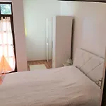 Sandra *